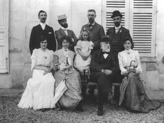 Vasemmalta oikealle, takaa eteen: Saint-Maurice, Lalo, Poujaud, Alexis Rouart (1869-1921), Julie Manet (1878-1966), Ernest Rouartin vaimo, Valentine Rouart, Madelaine Rouart, Edgar Degas (1834-1917)